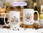 Preview: Personalisierte Tassen-Set mit spirituellem Design: eine Tasse zeigt einen Regenbogen mit Federn und floralen Mustern, die andere Tasse ein Sonnensymbol mit Federn und dem Namen 'Katja'. Ideal als individuelles Geschenk für spirituelle Menschen.